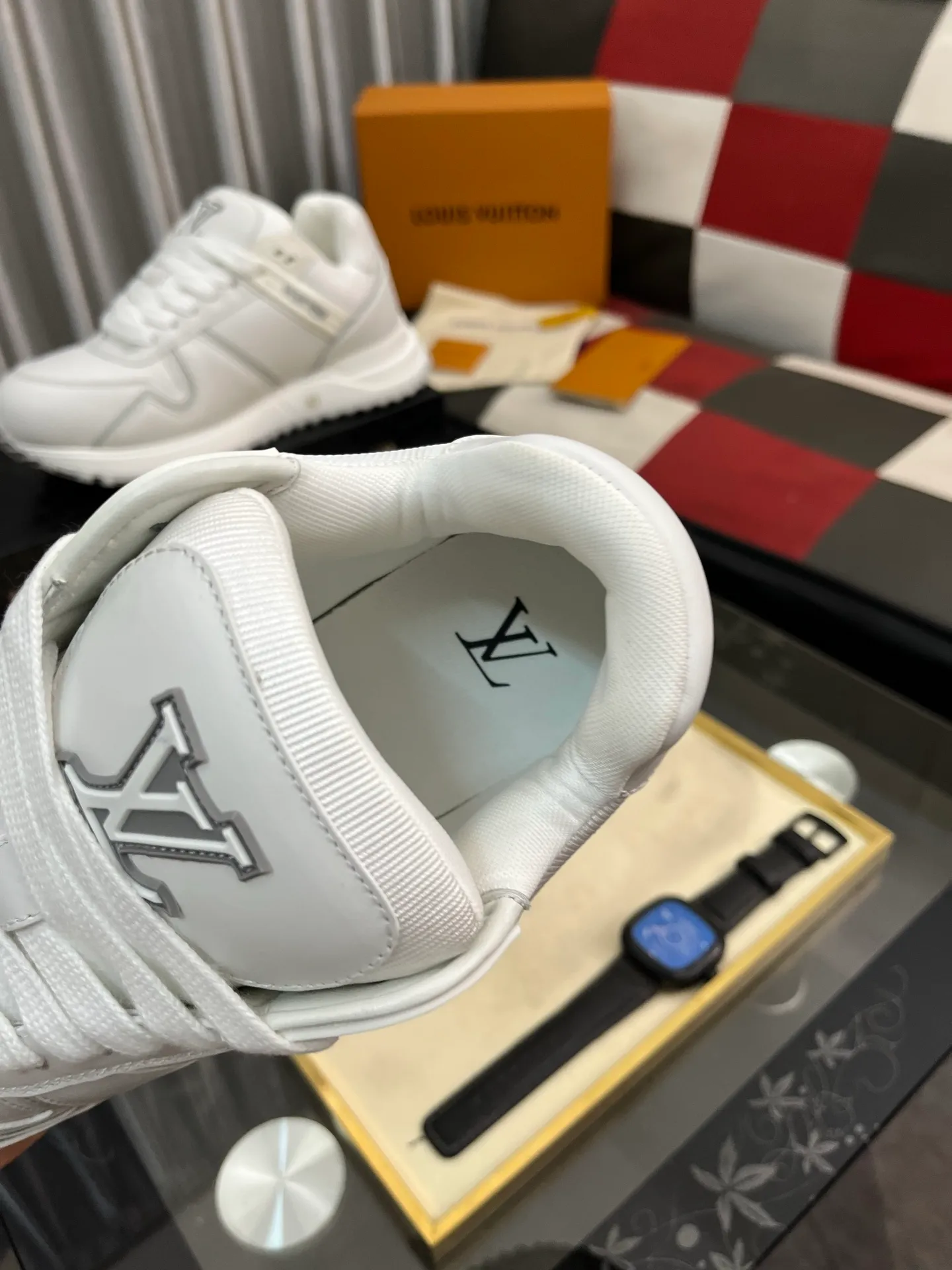 Men's Men's Shoes 💰760⌚️⌚️LV Classic men's sneakers are shipped. Lightweight thick-soled chubby bread shoes, super versatile and multiple styles are coming! This sneaker is made of smooth cowhide punching and grained cowhide stitching to create an elegant design. Grained cowhide is stitched with technical mesh, and smooth cowhide and grained cowhide are combined in multiple styles. The color is classic and versatile, and it can be easily integrated into various styles. The eye-catching LV letters are marked on the side of the shoe, the tongue is decorated with LV embroidered letter web logo, the brand logo is screen-printed on the heel, and the lightweight rubber outsole is embellished with Vuitton's personalized logo. The fabric-lined foot pads make your feet fashionable, handsome and versatile! Comes with full original packaging! Size: 35-46 (40 for women, 38.45.46 for men, customized)